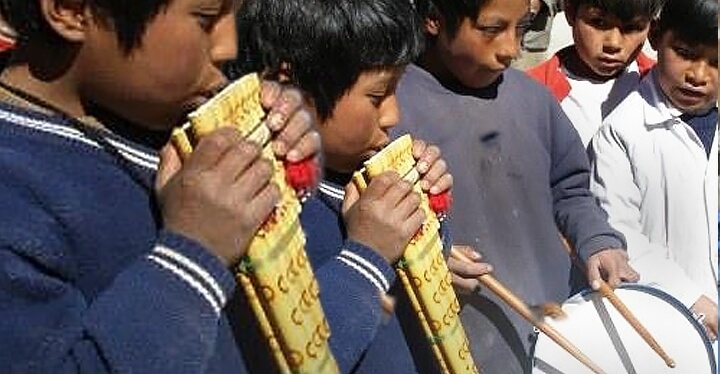 Muziekinstrumenten voor basisschool 'Primero de mayo san ildefonso' potosi (2006)