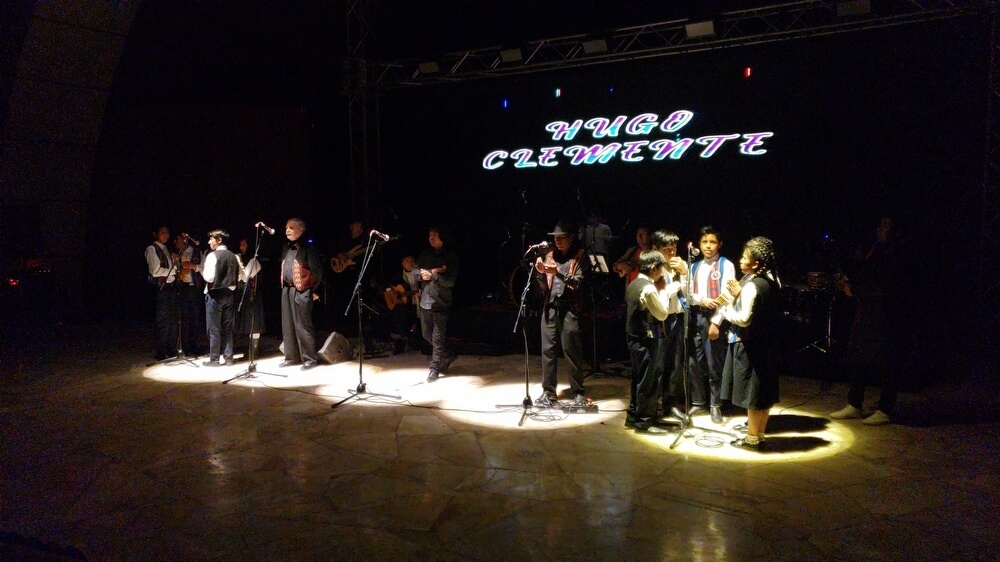 Muziekproject: 10 scholieren op het podium in theater Víctor Paz Estenssoro in Potosí!