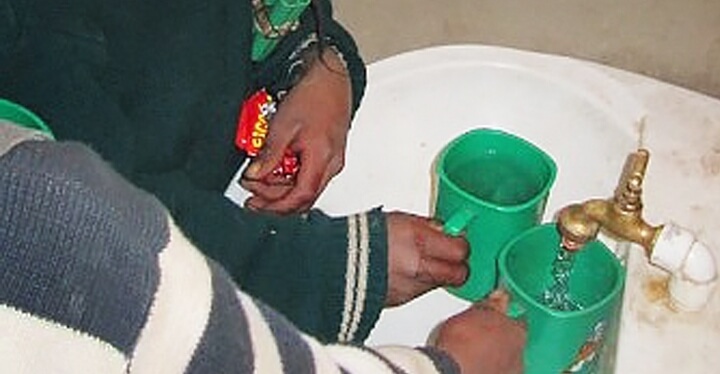  Waterleiding voor basisschool chiutara baja (2009)